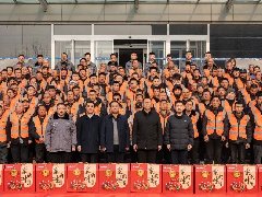 情系農(nóng)民工 蛇年送祝?！A兆控股為優(yōu)秀農(nóng)民工發(fā)放春節(jié)禮品